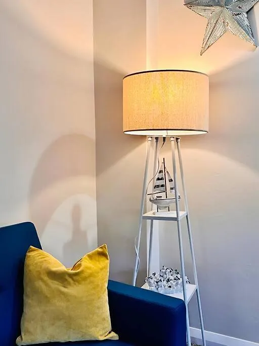 Beach Vibes: Artisan Stay with Free Parking in Southend-On-Sea 0*,