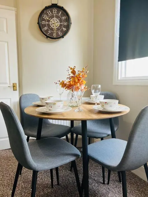Beach Vibes: Artisan Stay with Free Parking in Southend-On-Sea Apartment