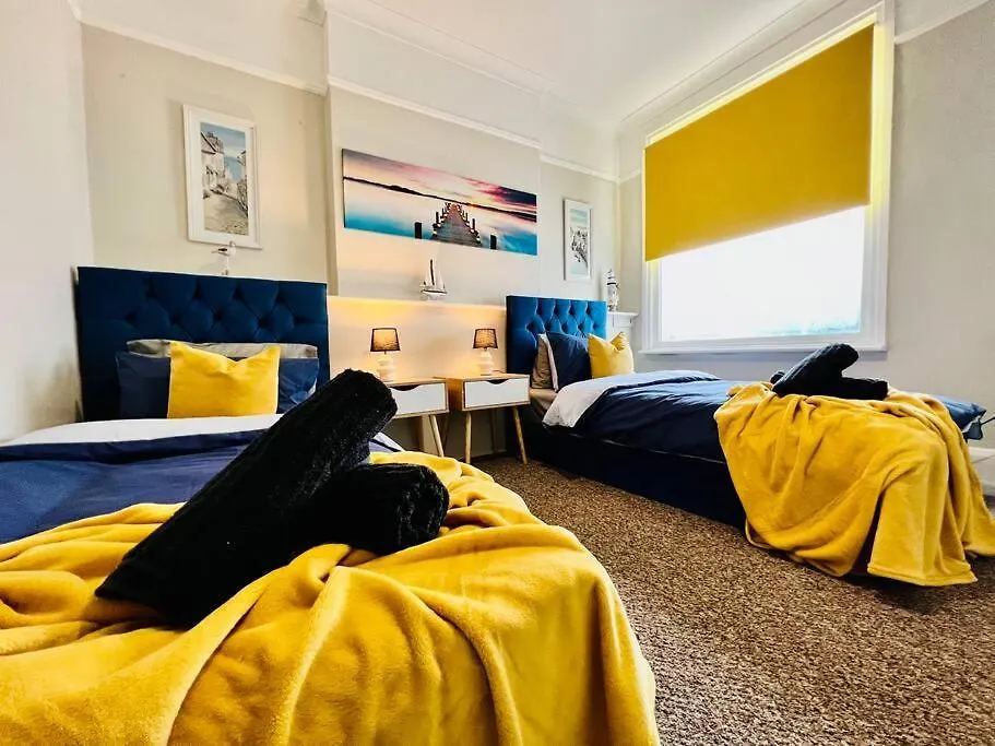 Beach Vibes: Artisan Stay with Free Parking in Southend-On-Sea 0*,  United Kingdom