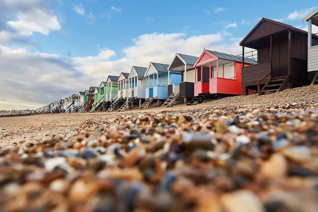 Apartment Beach Vibes: Artisan Stay with Free Parking in Southend-On-Sea