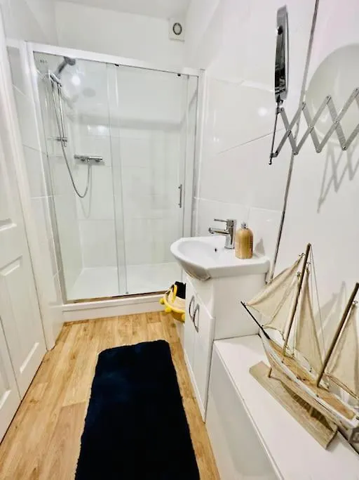 Apartment Beach Vibes: Artisan Stay with Free Parking in Southend-On-Sea
