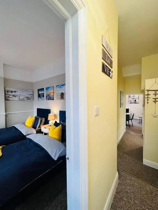 Beach Vibes: Artisan Stay with Free Parking in Southend-On-Sea United Kingdom