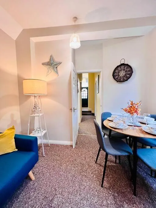 Apartment Beach Vibes: Artisan Stay with Free Parking in Southend-On-Sea United Kingdom