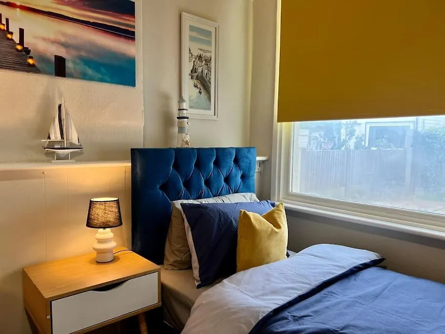 Beach Vibes: Artisan Stay with Free Parking in Southend-On-Sea