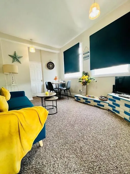 Apartment Beach Vibes: Artisan Stay with Free Parking in Southend-On-Sea United Kingdom