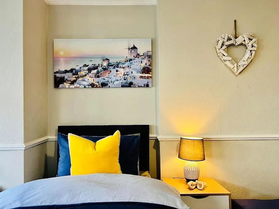 Apartment Beach Vibes: Artisan Stay with Free Parking in Southend-On-Sea