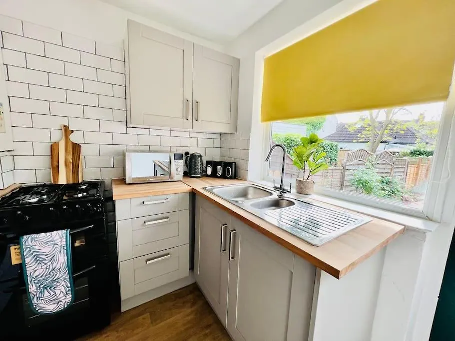 Beach Vibes: Artisan Stay with Free Parking in Southend-On-Sea 0*,