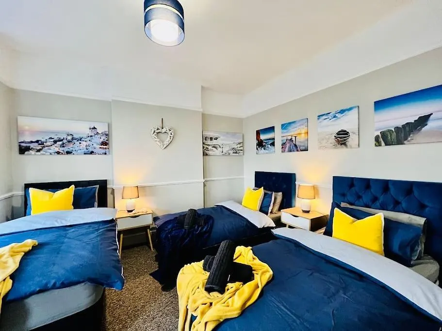 Beach Vibes: Artisan Stay with Free Parking in Southend-On-Sea Apartment