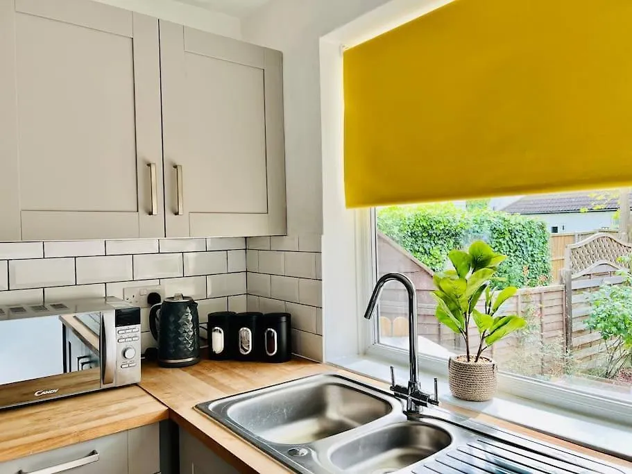 Apartment Beach Vibes: Artisan Stay with Free Parking in Southend-On-Sea United Kingdom